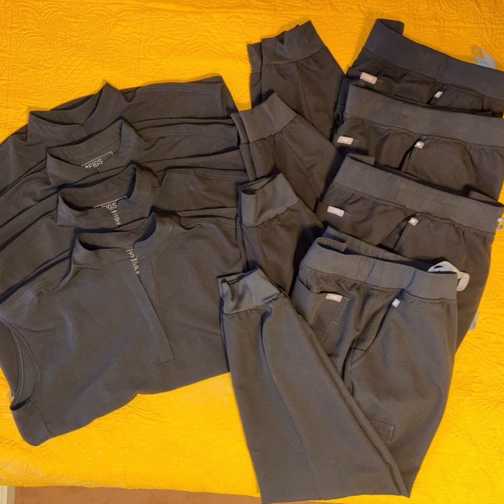 4 PAIRS OF MEDIUM BLACK RAPHAELA AND LARGE ZAMORA JOGGER SETS